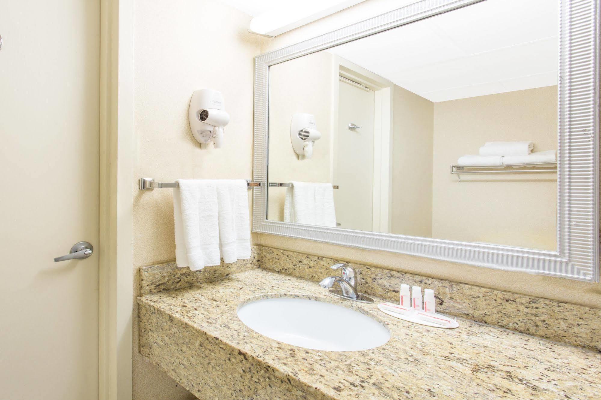 Baymont By Wyndham Bragg Area Hotel 3*